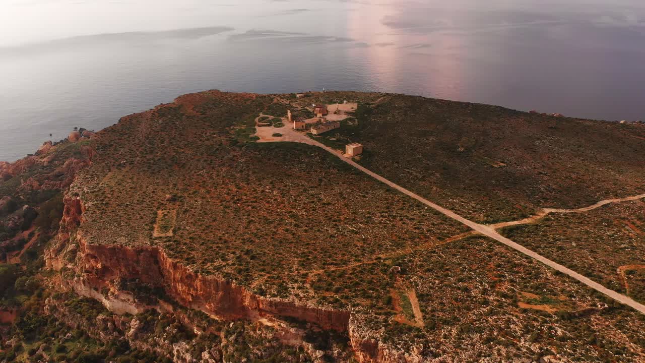 몰타, 멜리에하 지역의 공중 드론 비디오, 고요한 가을 오후에 레이더 기지 주변을 비행