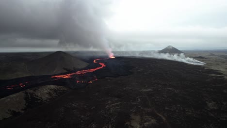 Drohnenaufnahme-Des-Vulkans-Litli-Hrutur-In-Island-Mit-Nebel-Und-Rauch-3