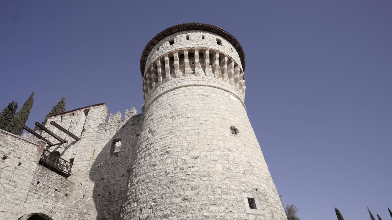 la torre del castillo de brescia en un día soleado