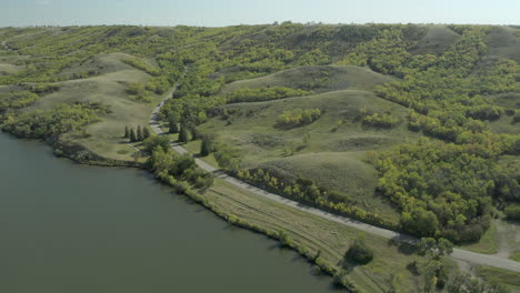 Luftaufnahme,-Während-Das-Auto-Entlang-Des-Sees-Im-Buffalo-Pound-Provincial-Park,-Kanada,-Fährt