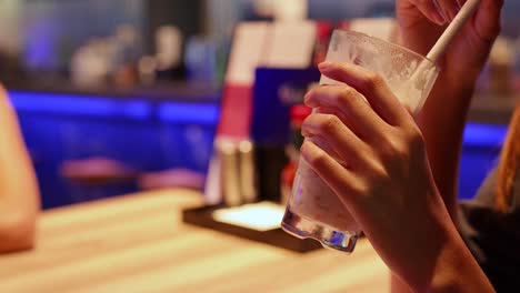 mujer disfrutando de un batido en un restaurante
