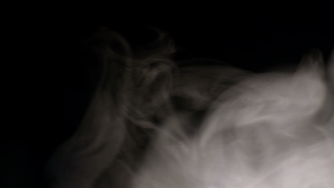 검은 바탕에  물 증기