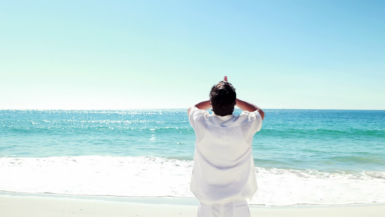 해변에서 명상하는 남자