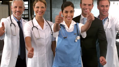 equipo médico sonriente con los pulgares hacia arriba