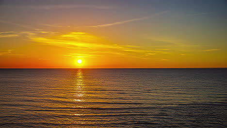 Lapso-De-Tiempo-De-La-Puesta-De-Sol-Detrás-Del-Horizonte-Sobre-El-Mar-Y-El-Océano