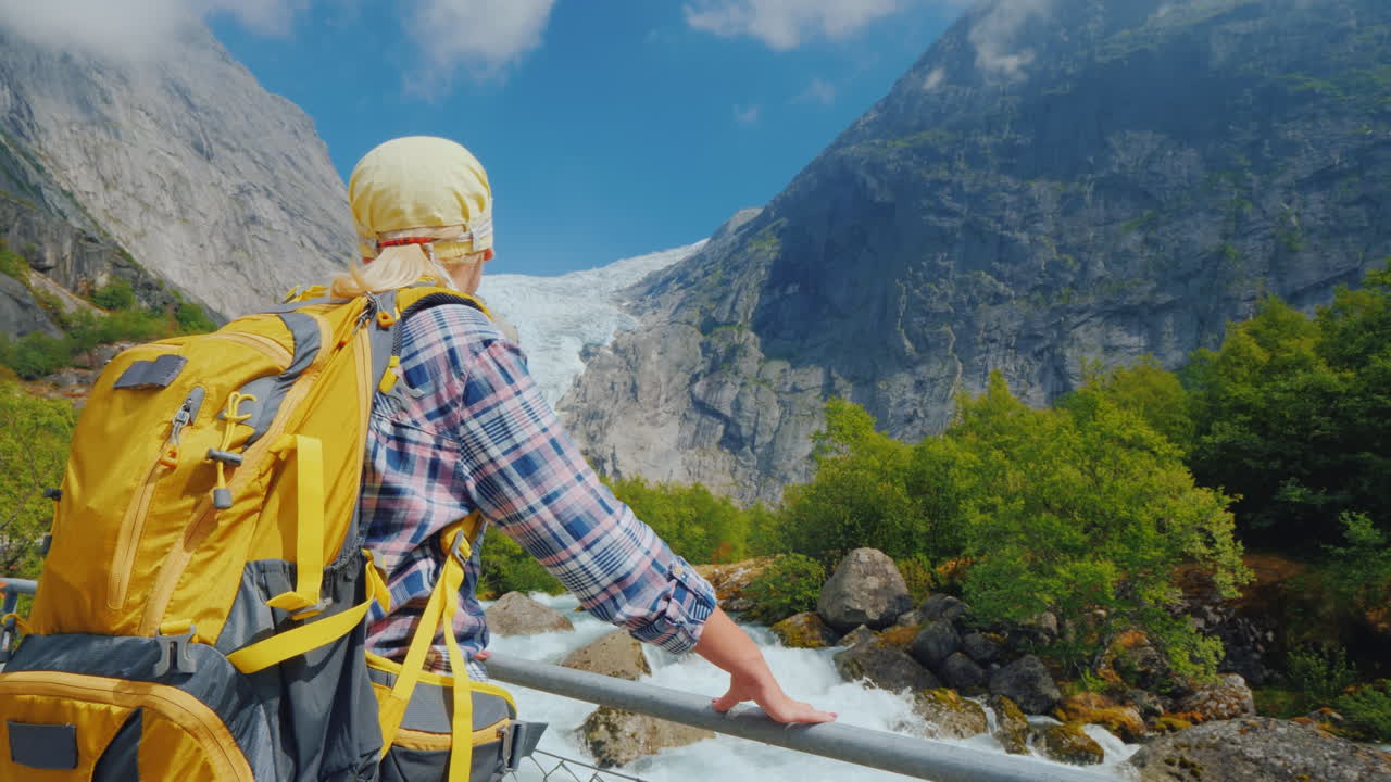 노르웨이의 유명한 브릭스달 빙하를 바라보는 여성 여행자