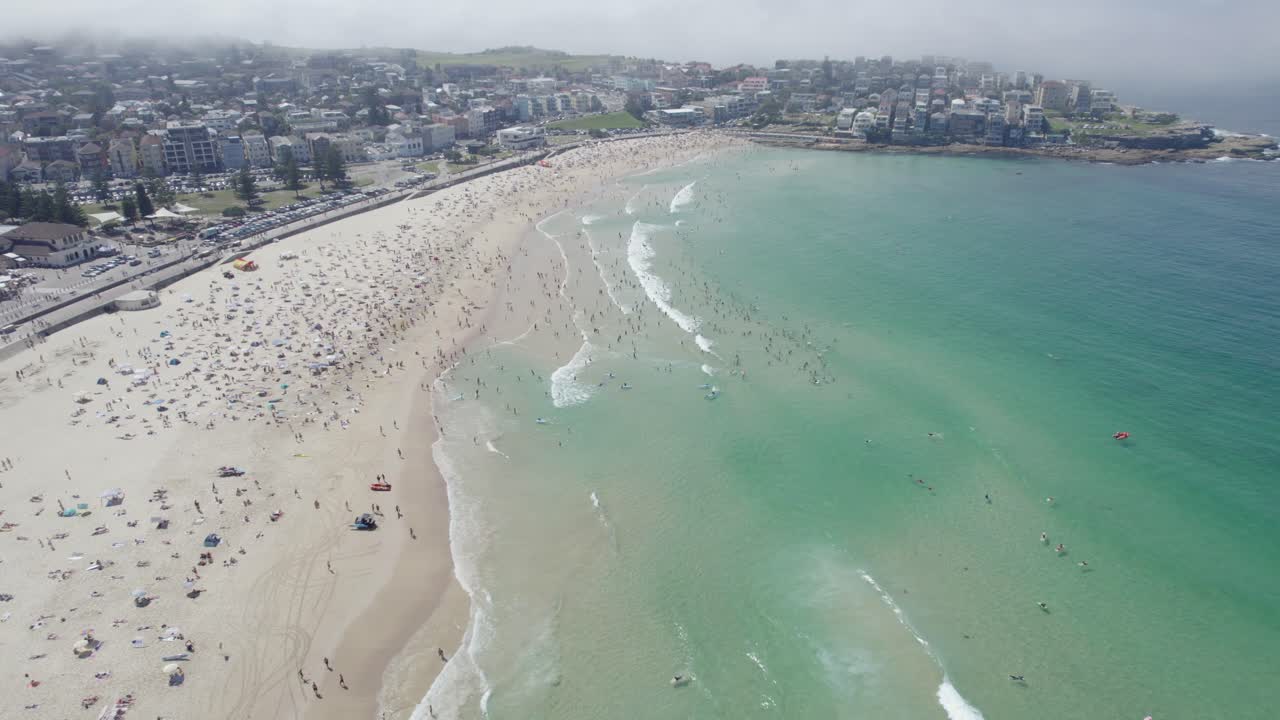 오스트레일리아 nsw 의 안개 가  ⁇ 은 날 에  ⁇ 비는 본디 해변 - 공중 드론 촬영