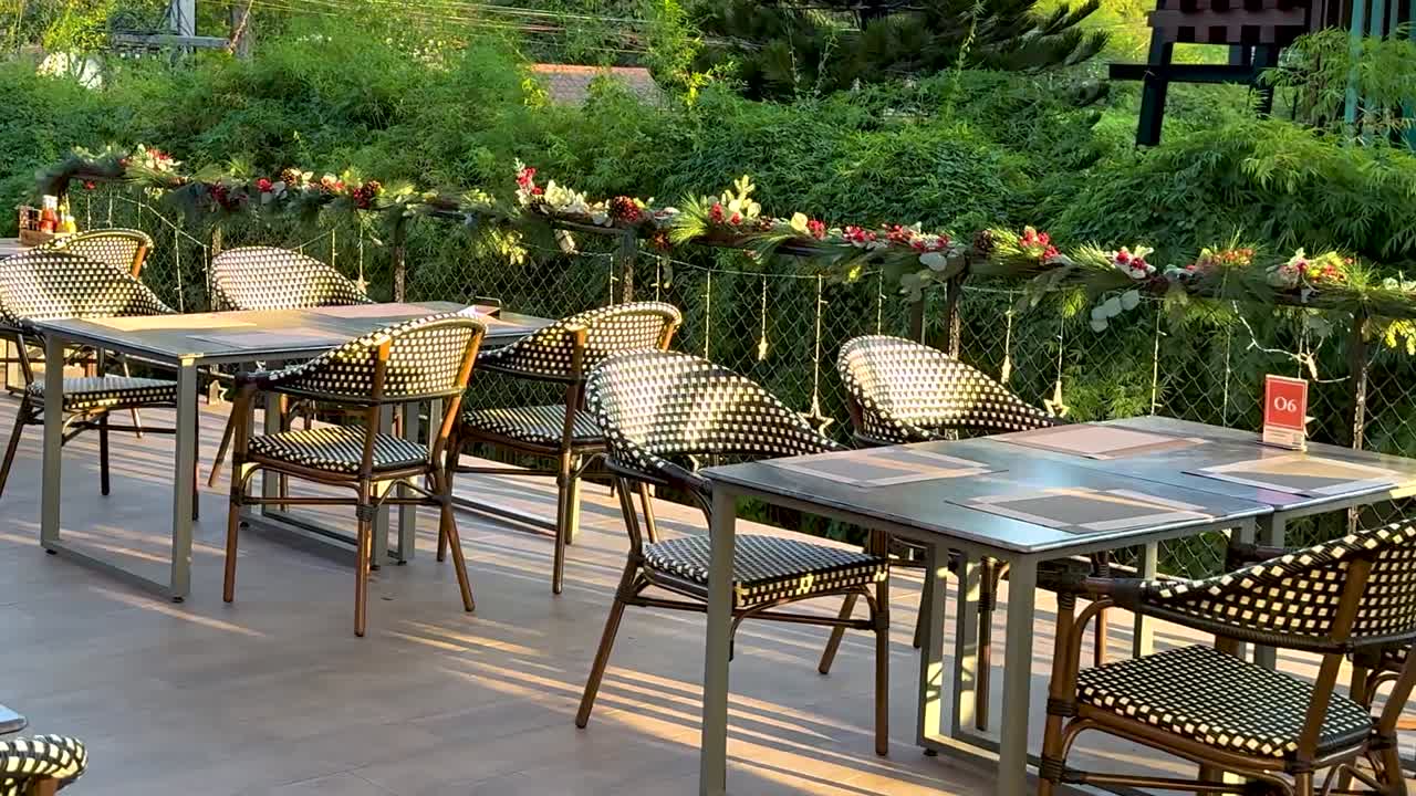 빈 테이블 과 의자 가 있는 조용 한 레스토랑 마당