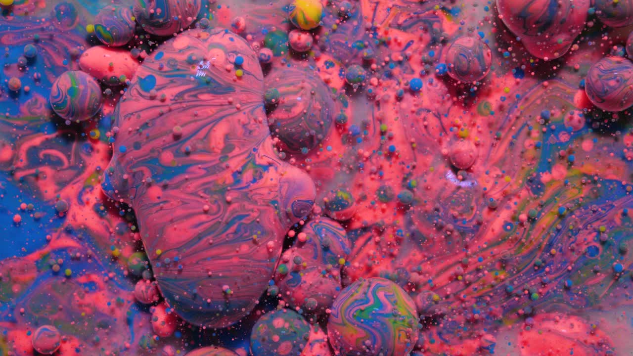 느린 움직임 밝은 색상 파란색과 분홍색 거품 기름 아름다운 페인트 우주 색이 움직이는 다채로운 아크릴 페인트 환상적인 몽환적인 표면 추상적인 다채로운 페인트 변형 구조