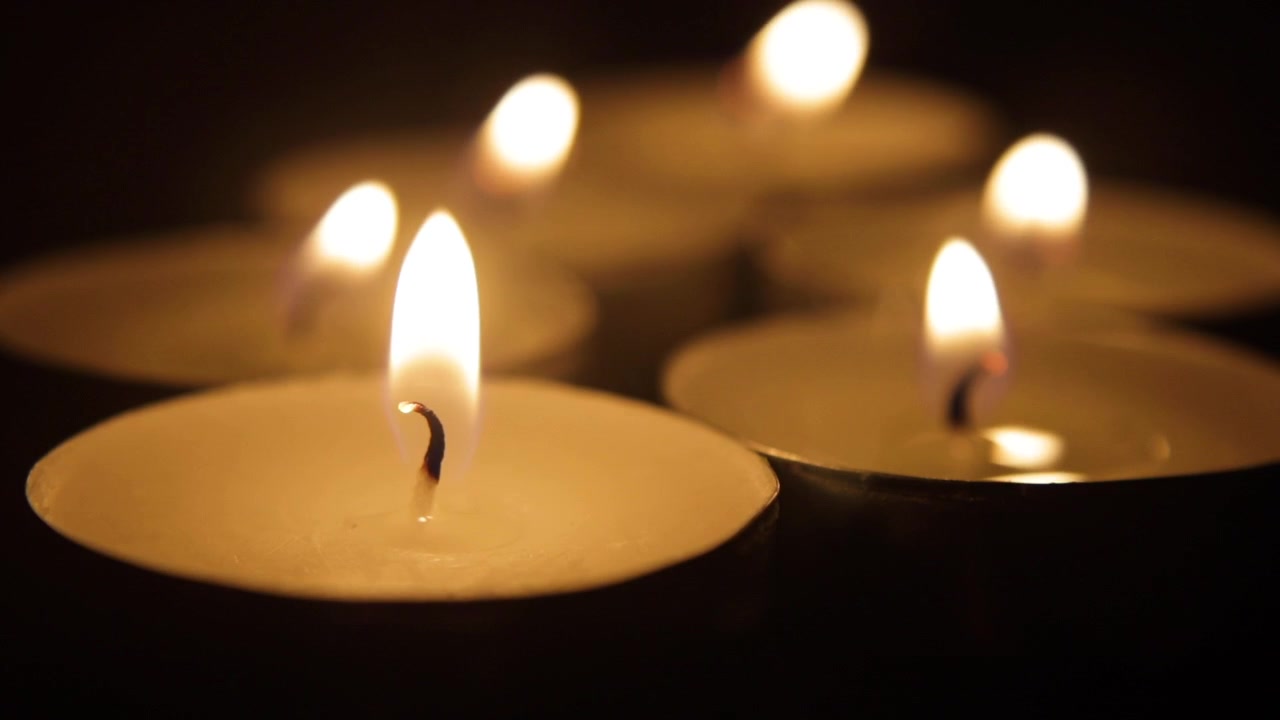 Ripresa al rallentatore di un gruppo di candele che vengono spente.