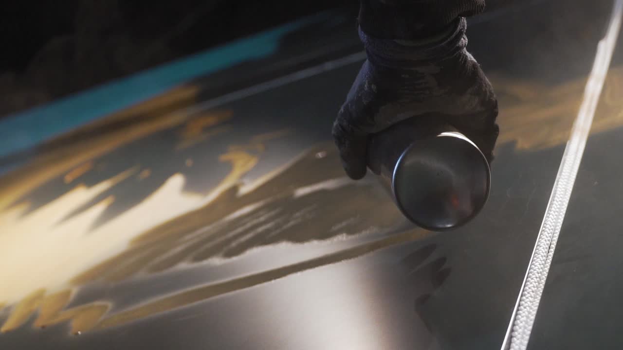 cámara lenta de arte callejero en la noche