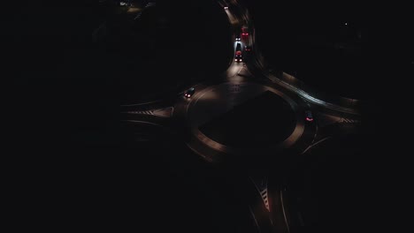 toma aérea de una rotonda nocturna iluminada por
