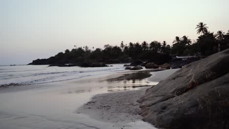 Playa-De-Goa-Al-Atardecer-Gran-Roca-En-El