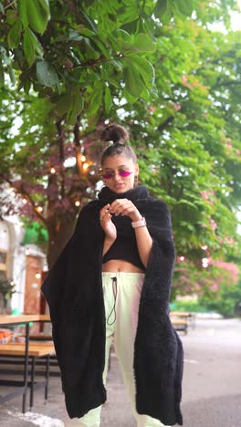 mujer elegante con ropa de moda al aire libre