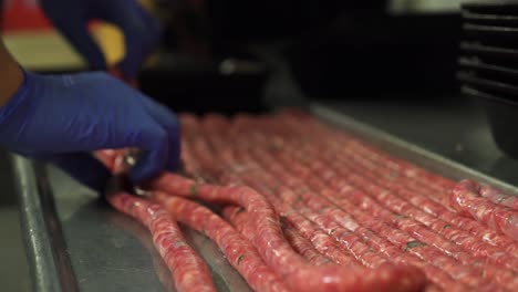 producción de salchichas naturales frescas y sabrosas por carnicero, de cerca