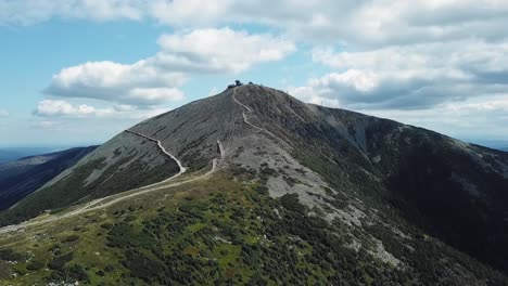 pico snezka durante un día soleado o nublado en el parque nacional krknose - montañas gigantes, drone 4k o uhd, 30fps