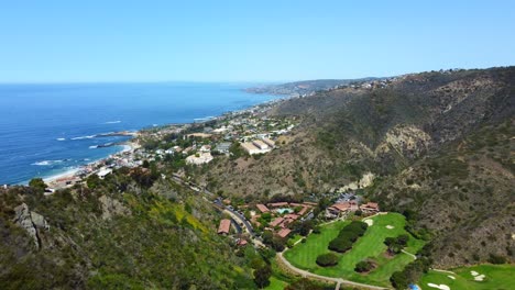 Antena:-Campo-De-Golf-En-Laguna-Beach,-California