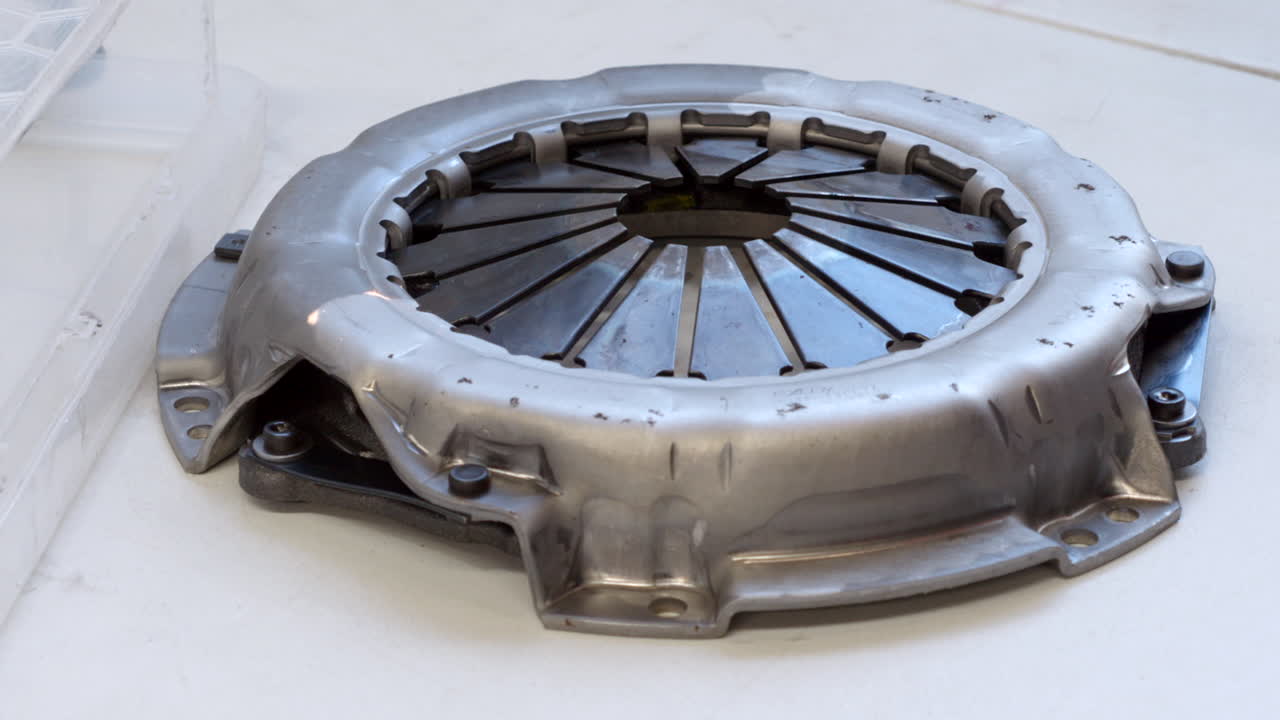 고전력 레이저로 금속 장비의 녹을 제거합니다.