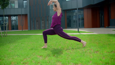 mujer practicando yoga al aire libre