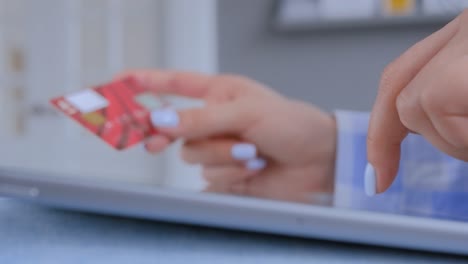 vista de cerca - mujer usando un dispositivo de tableta y tarjeta de crédito para comprar en línea