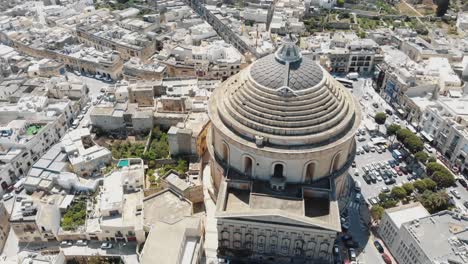 una vista amplia, imágenes aéreas de drones de 4k, que rodean la cúpula de la rotonda mosta, una iglesia católica romana y las manzanas circundantes de la ciudad de malta