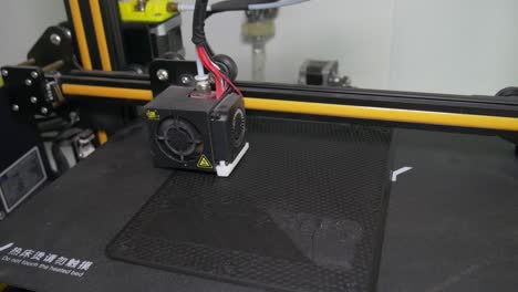 impresora 3d imprime objetos grandes con filamento negro