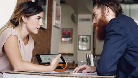 reunión de equipo de negocios con pantalla táctil de tableta digital ipad en una cafetería