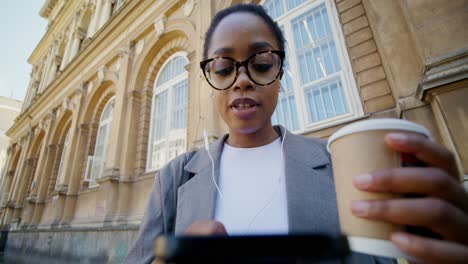 mujer joven usando teléfono inteligente al aire libre