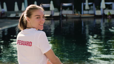 Lifeguard-looking-around-the-swimming-pool