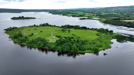 Holy-Island-Lough-Drag-Auf-Dem-Shannon-River,-Drohnenschwenk-Nach-Links,-Irland,-Epische-Orte