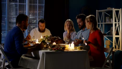 amigos alegres teniendo una cena de acción de gracias juntos