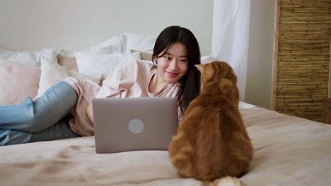 침대에 고양이가 있는 여자