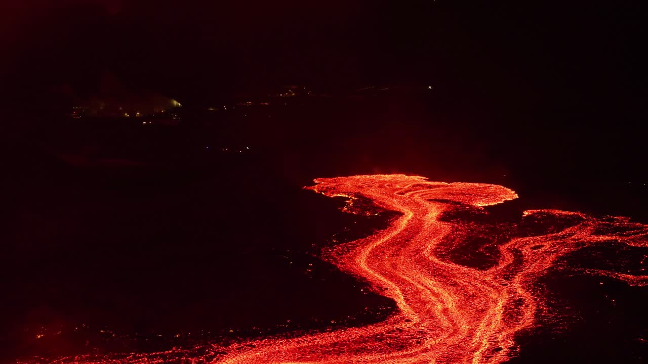 Colata di lava rossa incandescente di notte in Islanda durante la nuova eruzione del 2024, vista aerea