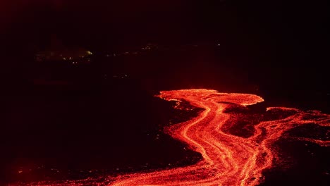 feuerrote lava fließt nachts in island während des neuen ausbruchs von 2024, luft