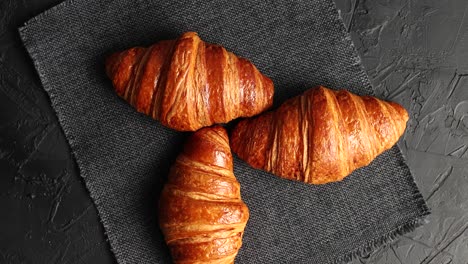 Golden-Gebackene-Croissants-Auf-Serviette