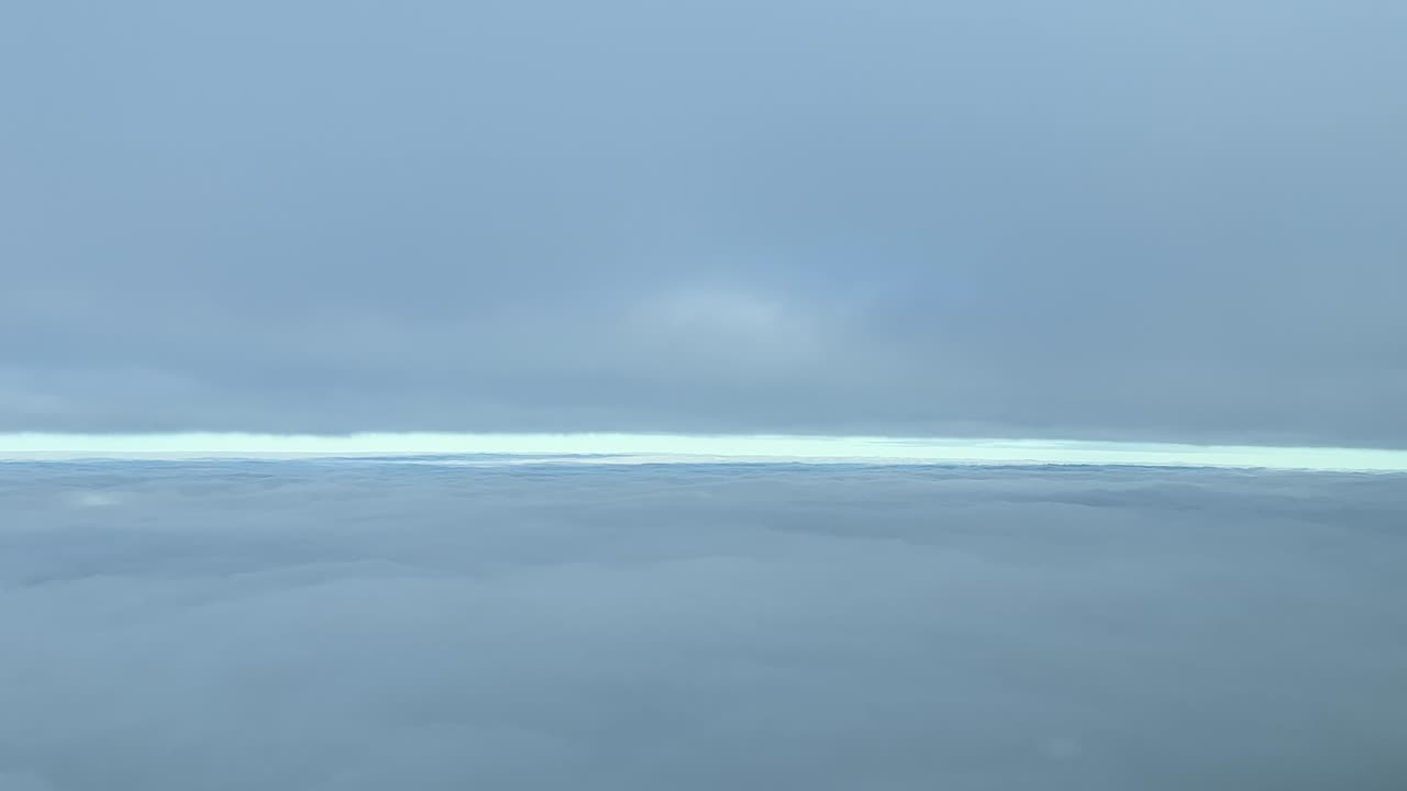 제트기 조종석에서 보는 겨울 하늘, 층운층 사이를 비행하는 동안