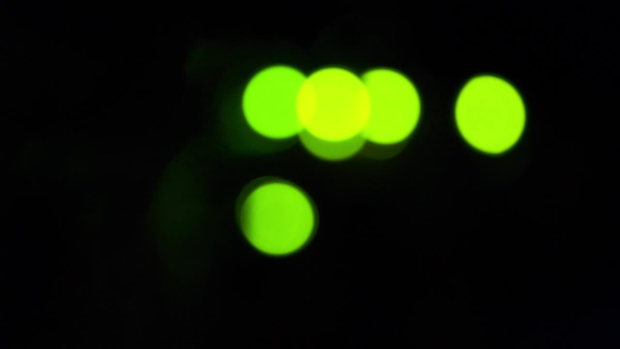 luces de led bokeh verdes parpadeando en el lado trasero del interruptor de trabajo en la sala del servidor