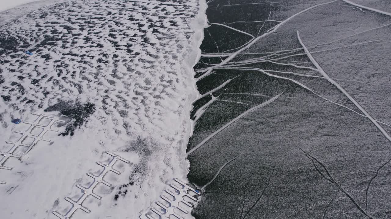 딜론 저수지 얼어붙은 물과 항구