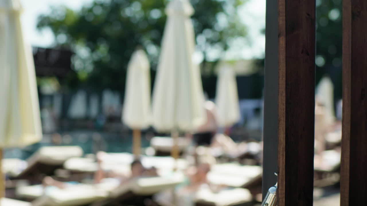 수영장에서 사람들이