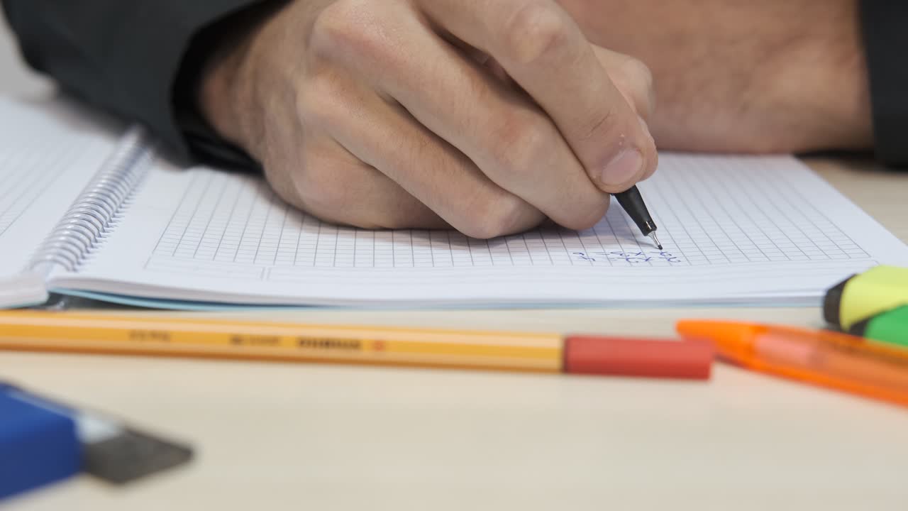 mano de escritura de primer plano