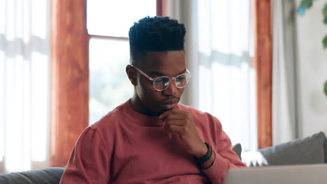 hombre, gafas y pensar para escribir en la vida
