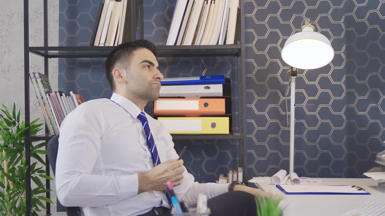 el empleado de oficina es pensativo. el hombre de negocios tiene pensamientos sobre los negocios.