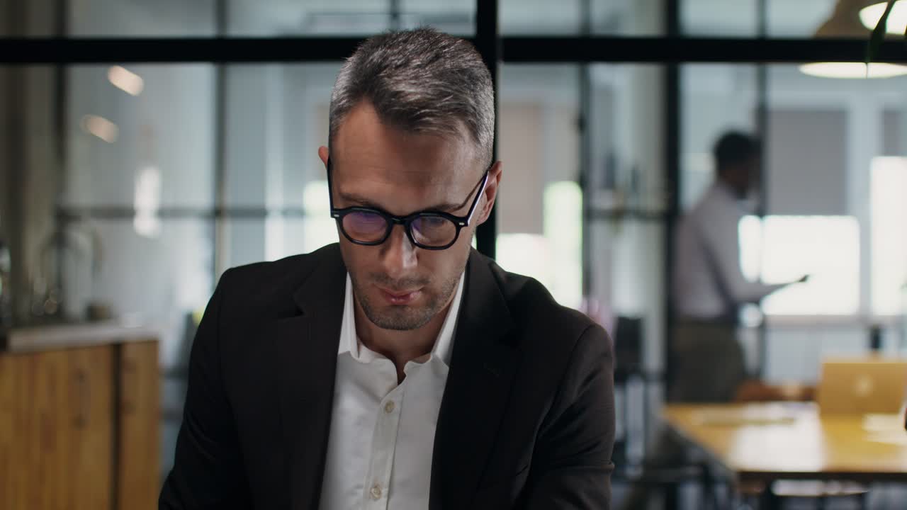 hombre de negocios en un entorno de oficina moderno