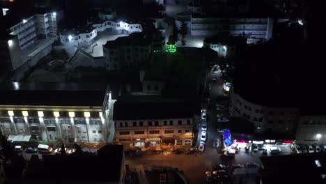 도로와 함께 지붕 밤에 자동차와 모스크, 공중 전망