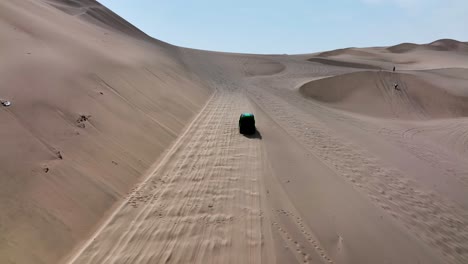 Dune-buggies-in-Huacachina,-Peru-desert