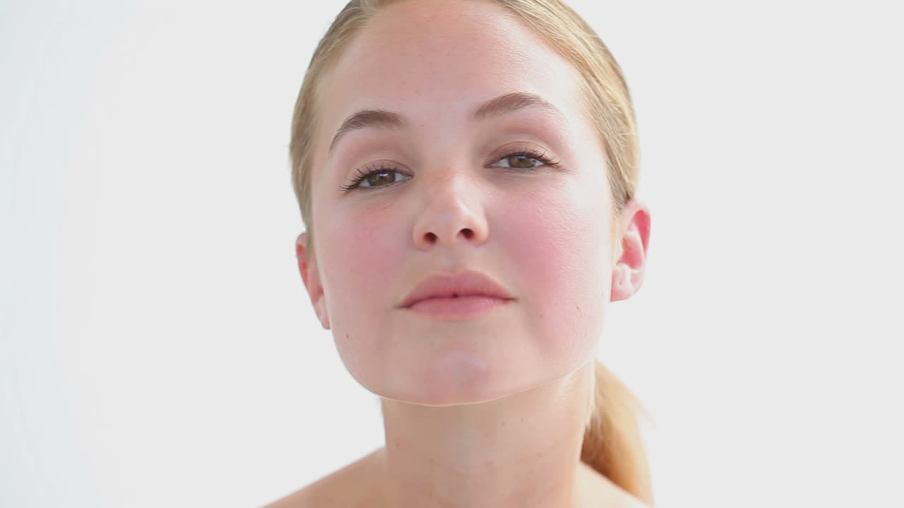 웃는 금발 여자 가을 문지르고