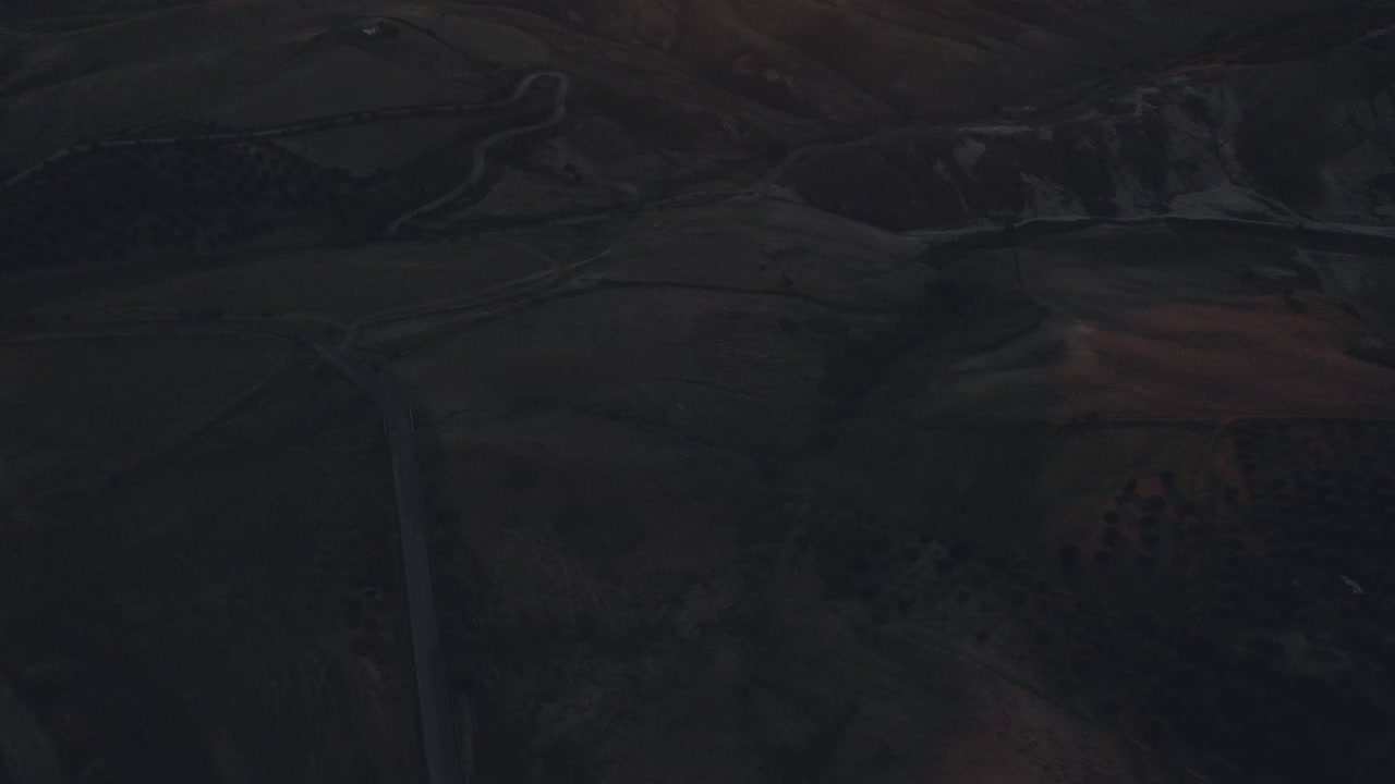 드론이 이탈리아 풍경 위를 날아다니며 카메라가 4k에서 해가 뜨면 아래 위치에서 천천히 위로 기울어집니다.