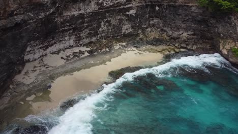 vista aérea de ocultar la playa rota en devil's billabong en nusa penida, bali.