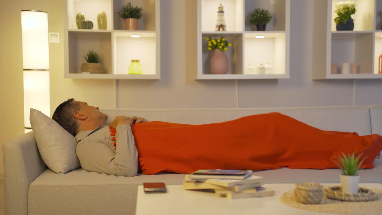 침대에서 잠을 잘 수 없는 사람은 생각이 많고, 잠을 잘 수 없습니다.