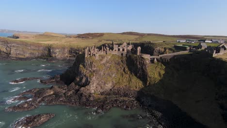 Dunluce-Castle-Es-Un-Castillo-Medieval-Situado-En-La-Costa-Norte-De-Irlanda-Del-Norte